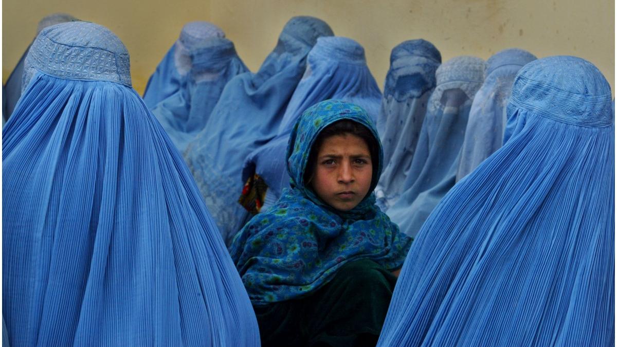 femei afganistan burka