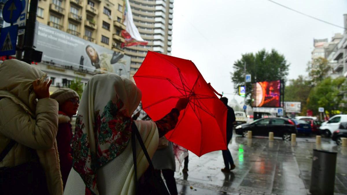 Cod portocaliu de furtuni în România! Avertizare meteo pentru trei județe