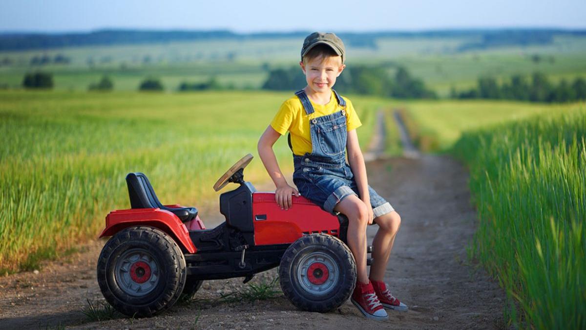 4 super avantaje ale tractoarelor cu pedale si remorca pentru copii