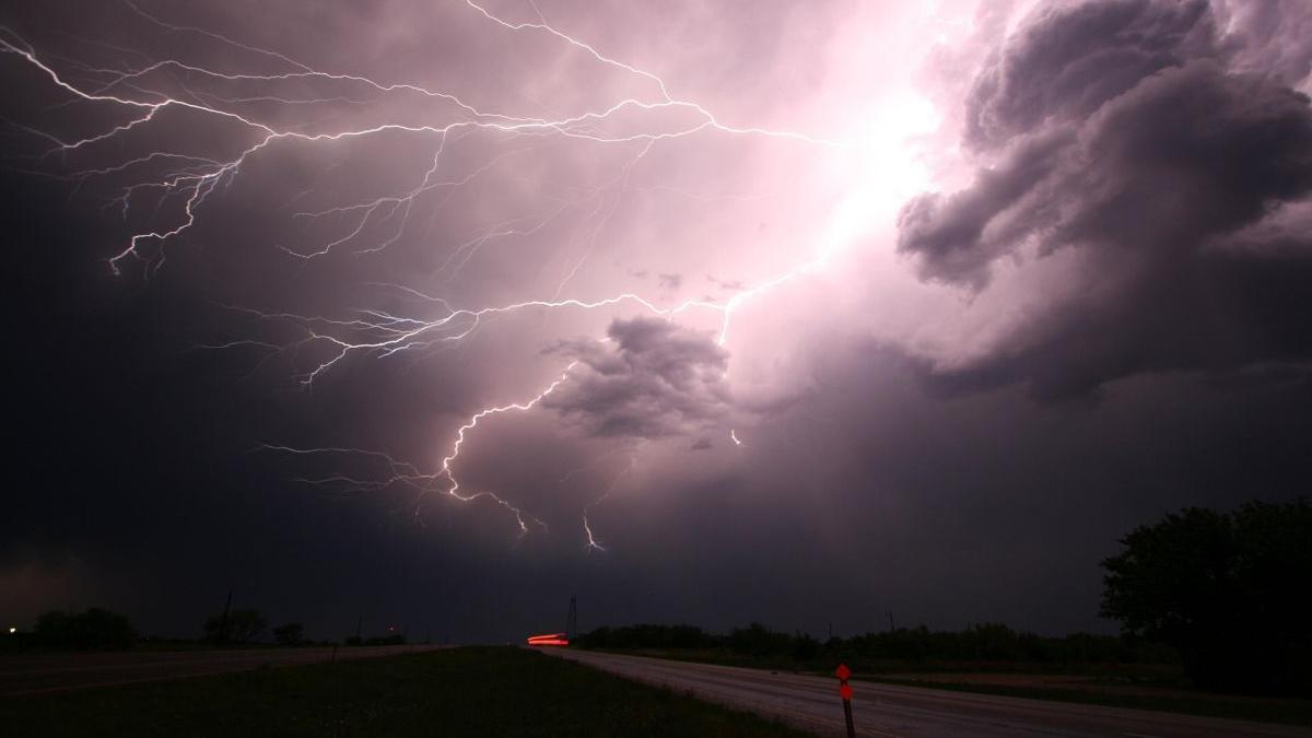 Alertă meteo. Cod galben de ploi și vijelii pentru mai multe județe din sudul țării