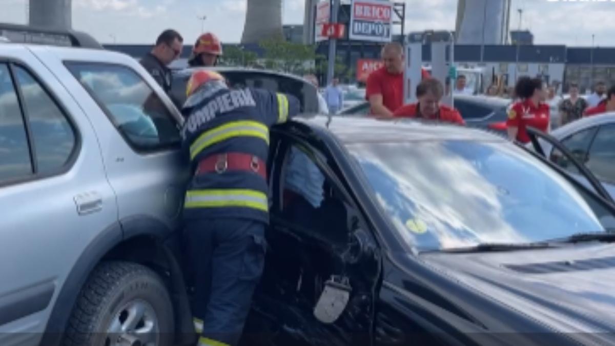 Accident cu 6 maşini pe un bulevard din Iaşi. O persoană a ajuns la spital