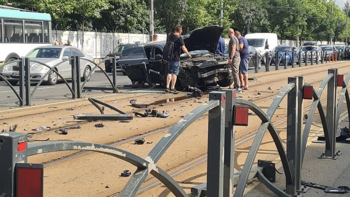 Accident grav în Capitală! Două maşini şi un troleibuz s-au ciocnit pe Calea Văcărești