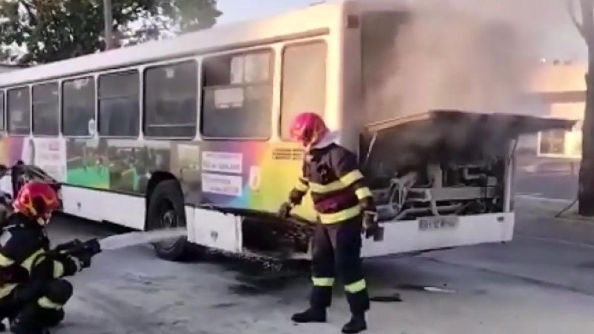 Un autobuz cu pasageri a luat foc în mers, la Oradea