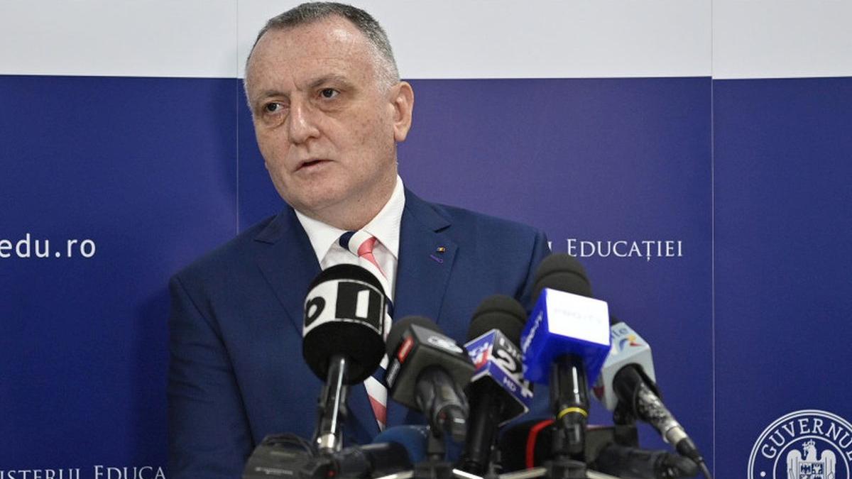 ”Refuz să cred că am colegi atât de cinici!” Sorin Cîmpeanu, despre profesorii care nu ar fi încheiat intenționat mediile absolvenților de clasa a XII-a