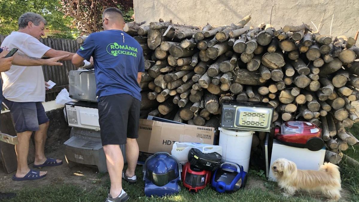 romanii scapa de electrocasnicele vechi iar copiii lor se joaca de a reciclarea in campania romania