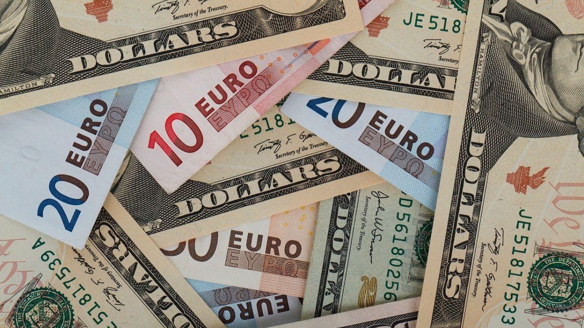 Euro scade la minimul ultimilor 20 de ani și se apropie de paritate cu dolarul