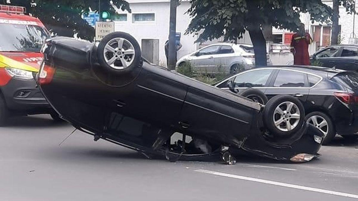 O soferiță din Brașov a ajuns la spital după ce a lovit două autovehicule parcate și s-a răsturnat cu mașina