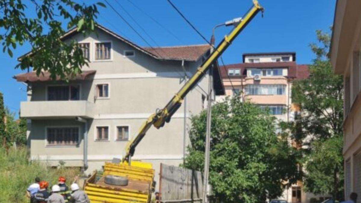 Panică la o grădiniţă din Piteşti, după ce brațul unei macarale s-a înclinat spre clădire