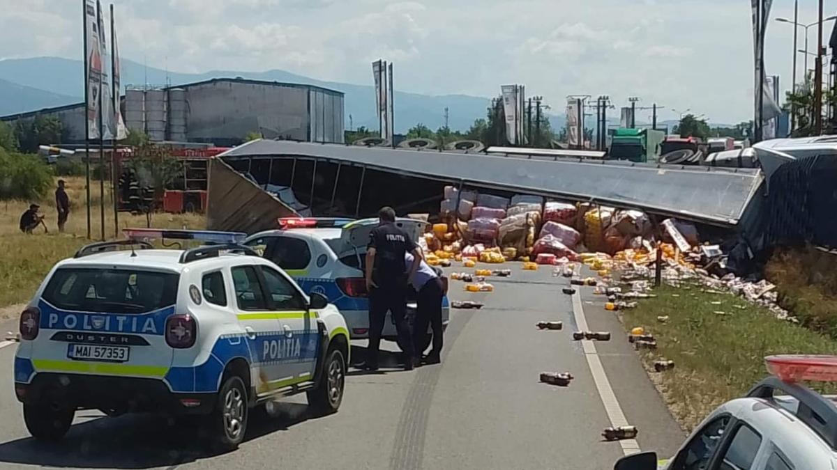 Accident cu victime în Bihor. O mașină s-a izbit violent de un TIR