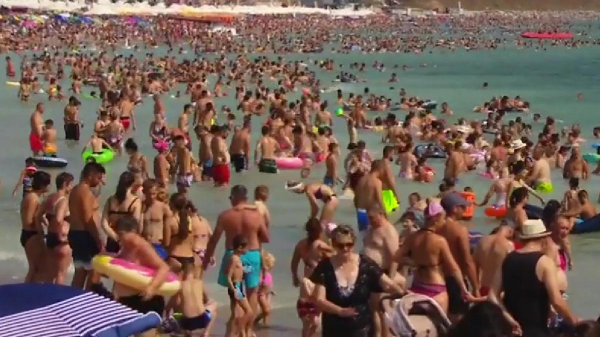 Mare de oameni pe litoral! Peste 200.000 de oameni sunt în staţiunile de la malul Mării Negre