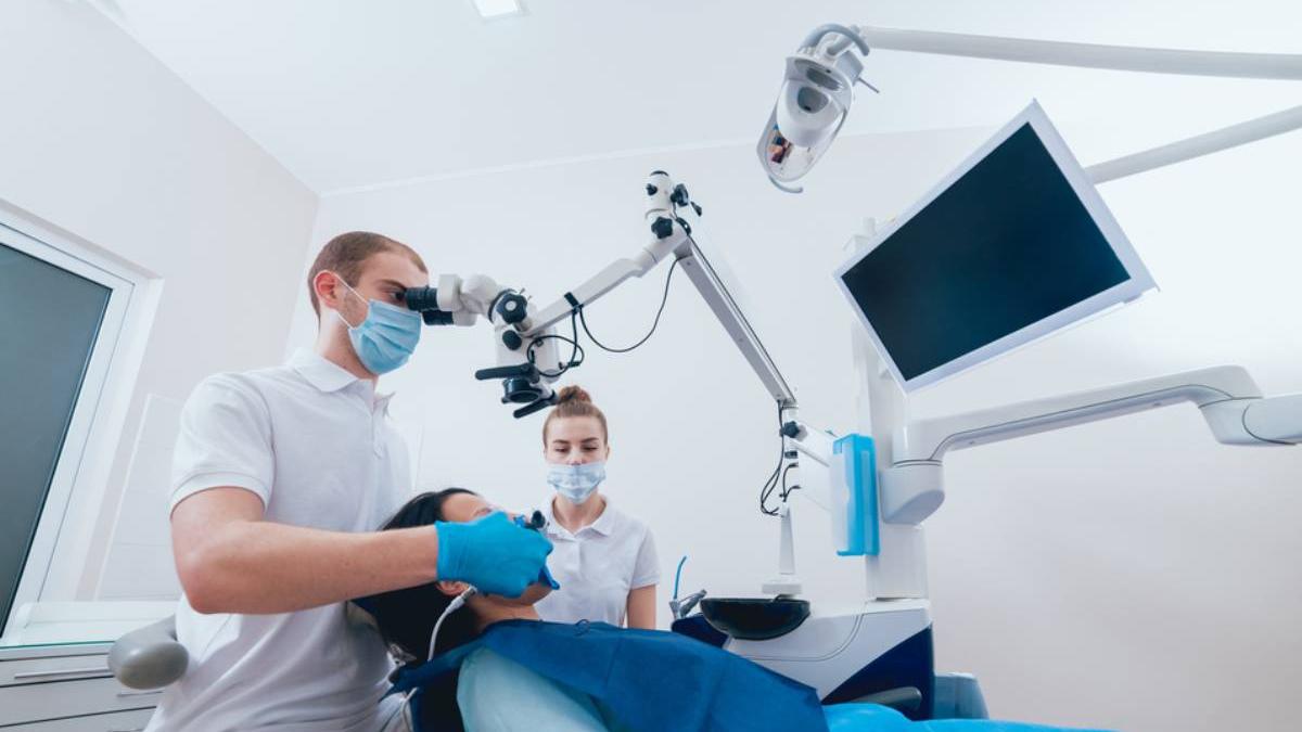 7 avantaje ale utilizarii microscopului endodontic