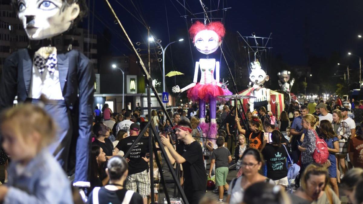 festival puppets occupy street craiova taram povesti pline culoare