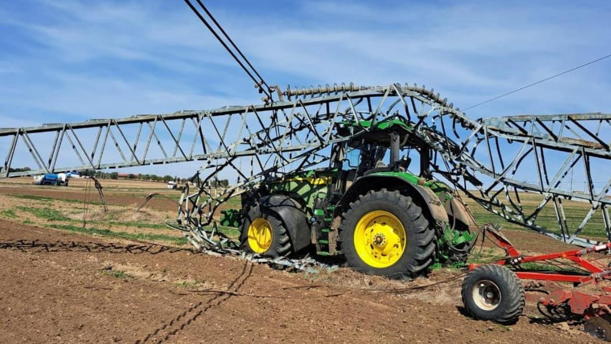 Dobrogea, la un pas să rămână fără curent după ce un tractor a doborât un stălp de înaltă tensiune. Anunţul Transelectrica