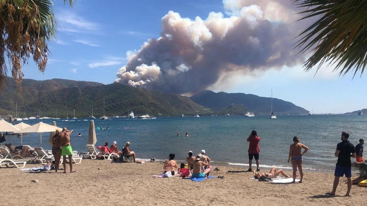 Incendiu uriaș în stațiunea Marmaris, din Turcia. Un elicopter s-a prăbușit în timpul intervenției