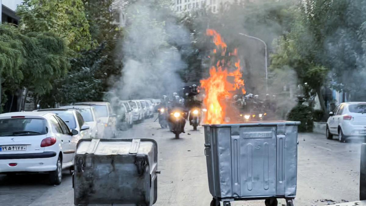 Proteste violente în Iran generate de moartea tinerei Mahsa Amini. Doi membri ai miliției Basij au fost ucişi