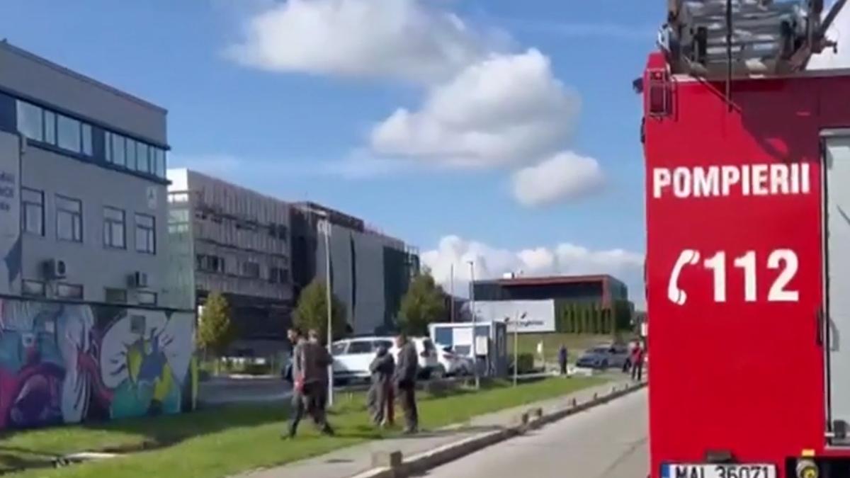 O celulă de tensiune a luat foc într-un parc industrial din Cluj. Două persoane au ajuns la spital