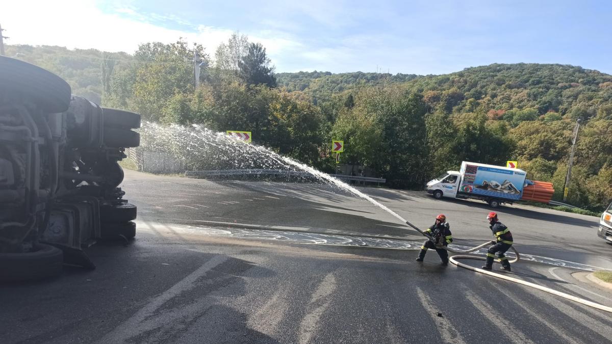 A fost pericol de explozie la Huşi, după ce o cisternă încărcată cu 20 de tone motorină s-a răsturnat