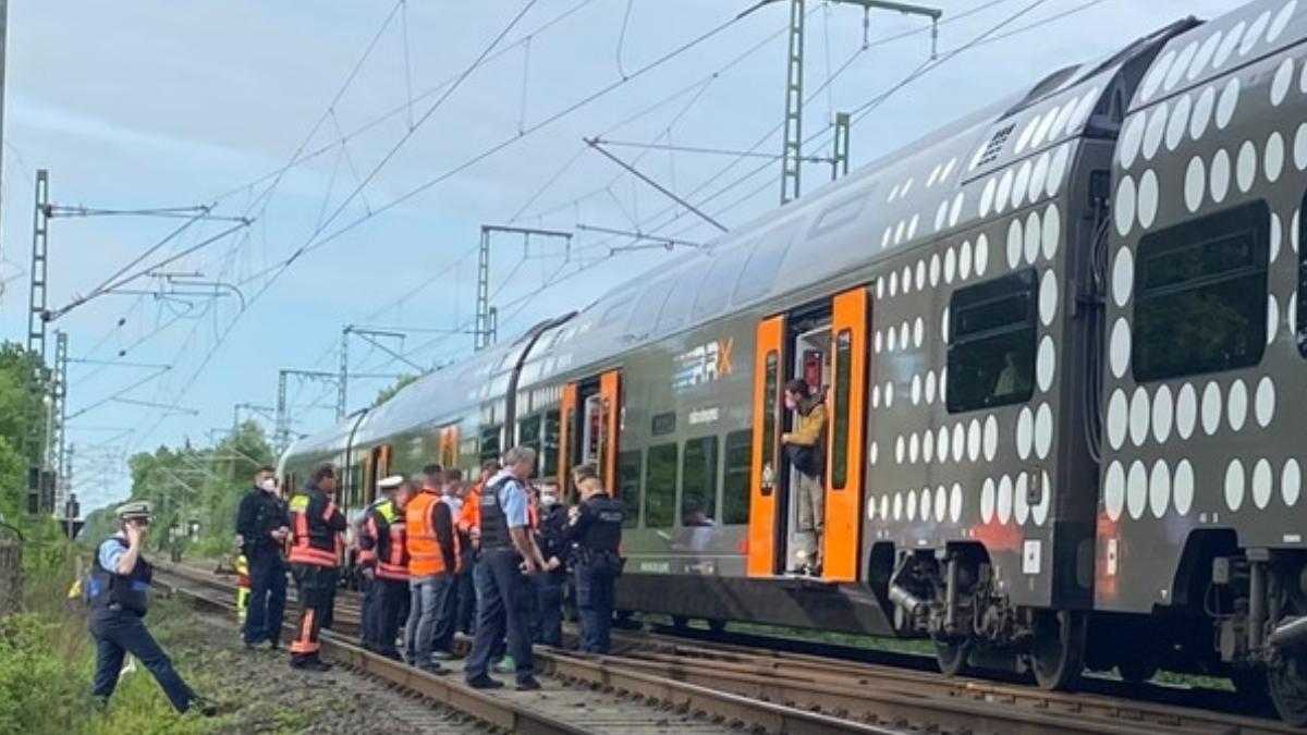 Un român a blocat un tren din Germania pe motiv că voia să fumeze | Ce au descoperit poliţiştii când l-au percheziţionat