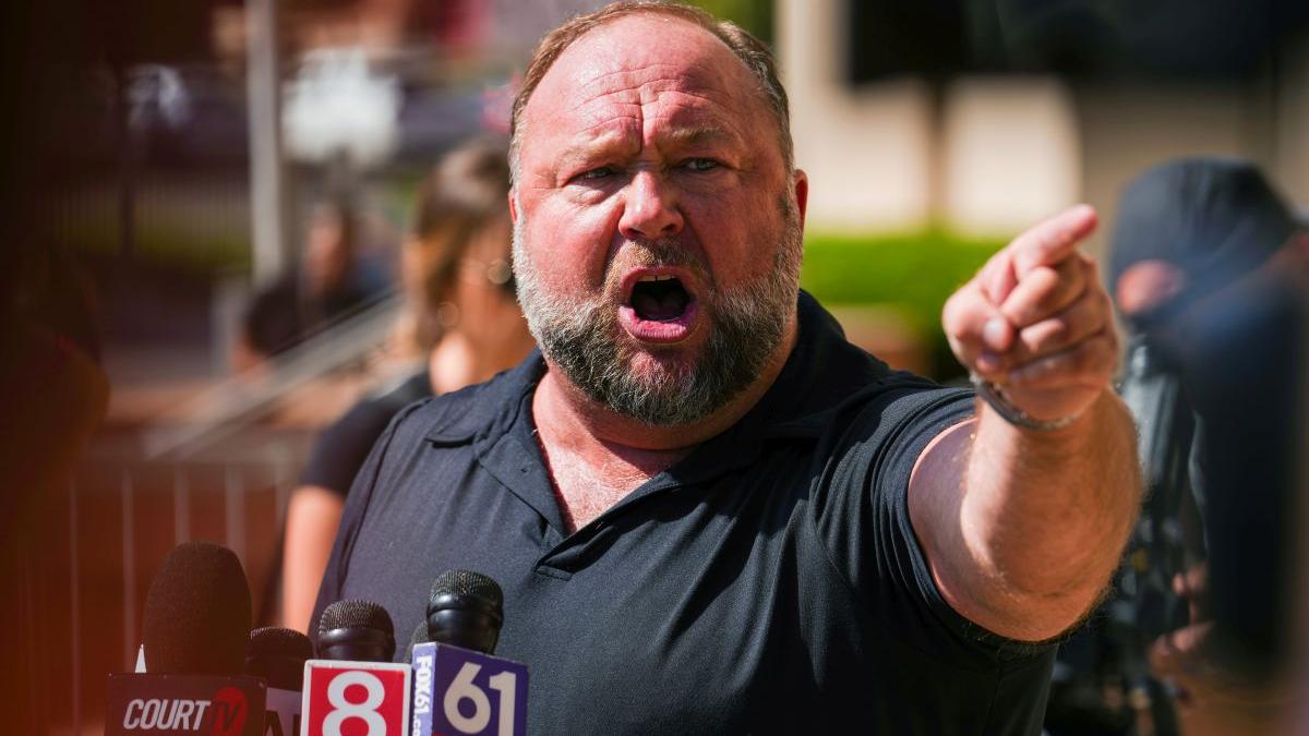 Conspiraționistul Alex Jones, obligat să plătească un miliard de dolari familiilor victimelor atacului de la şcoala Sandy Hook