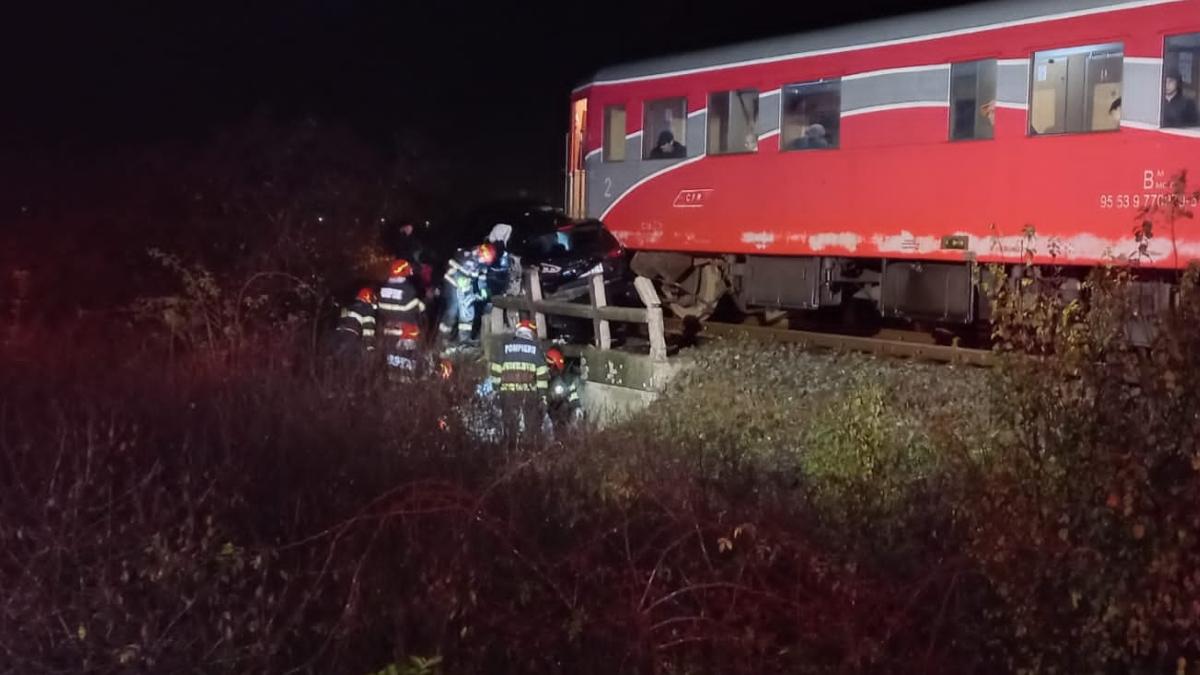 accident grav calea ferata timis un tren lovit masina cap de pod