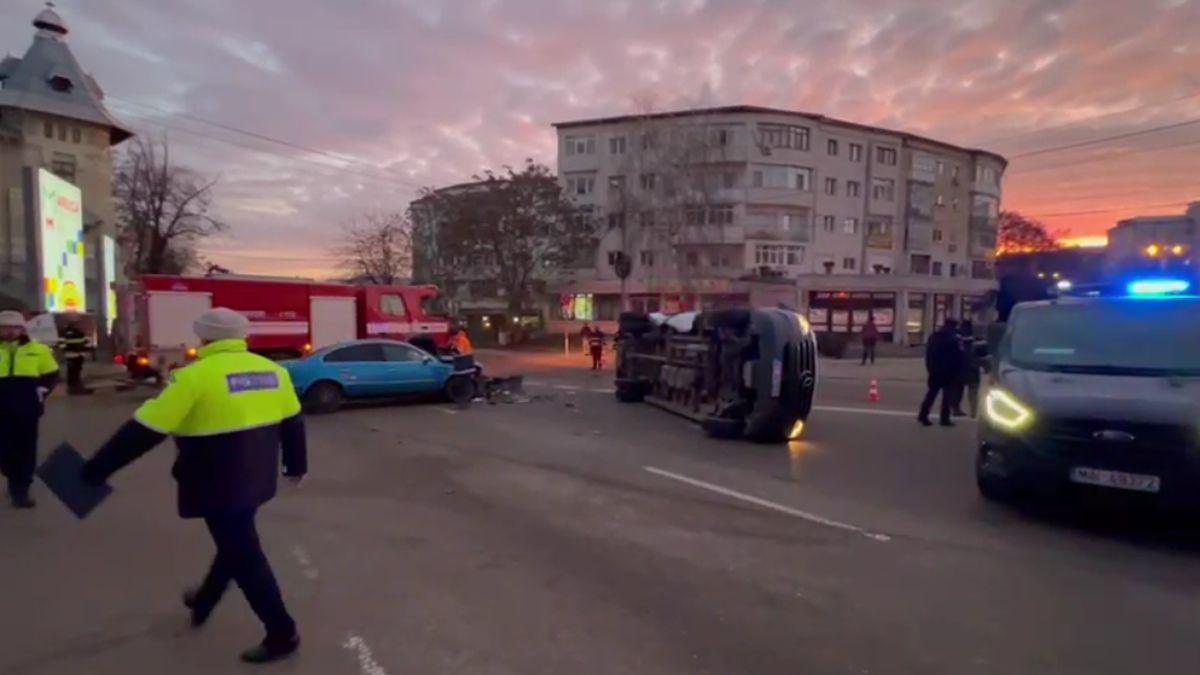 Microbuz de călători, răsturnat după ce a fost lovit de un autoturism condus de un șofer aproape în comă alcoolică