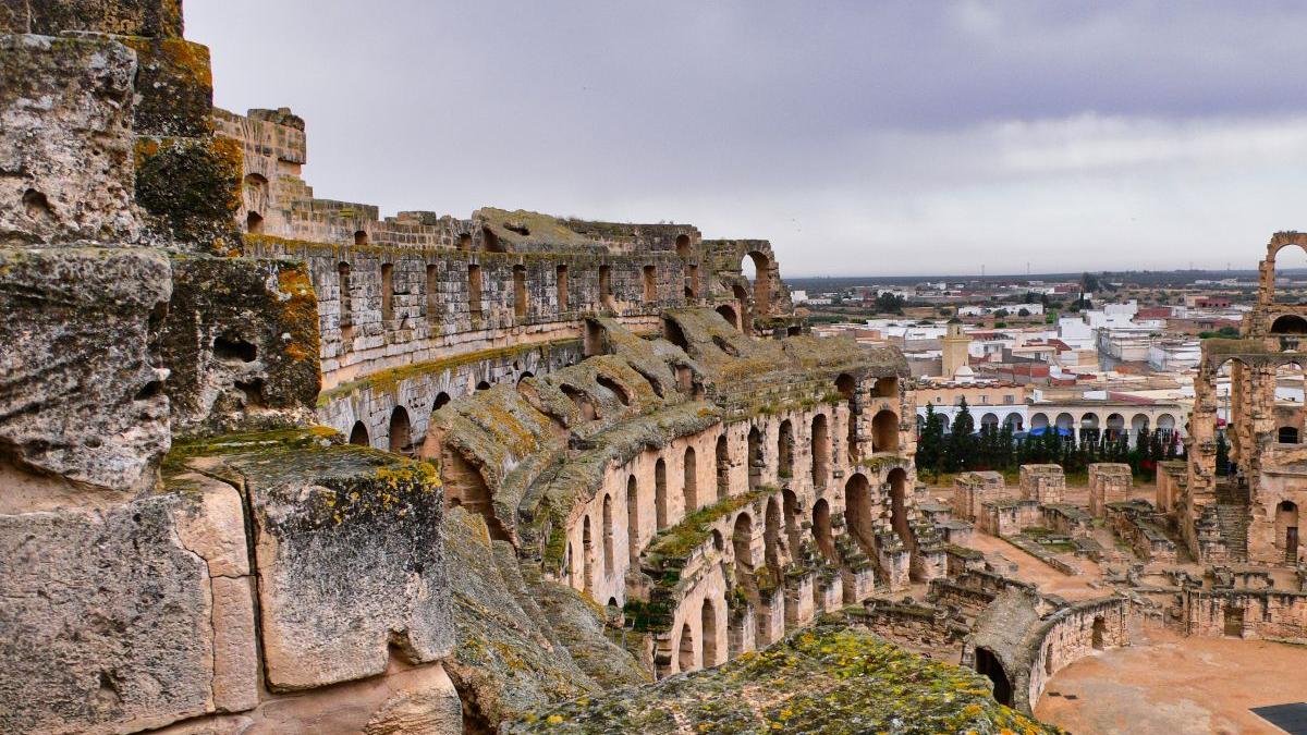 curiozitati tunisia intre palatele de marmura unde sunt cazati turistii si gropile sapate in nisip