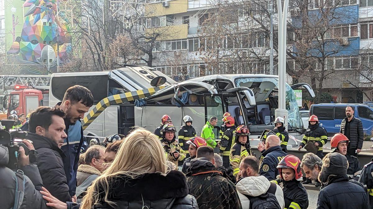 Accident grav la intrarea în Pasajul Unirii! Un autocar plin cu adolescenți a fost strivit de limitatorul de înălțime| Circulația este blocată