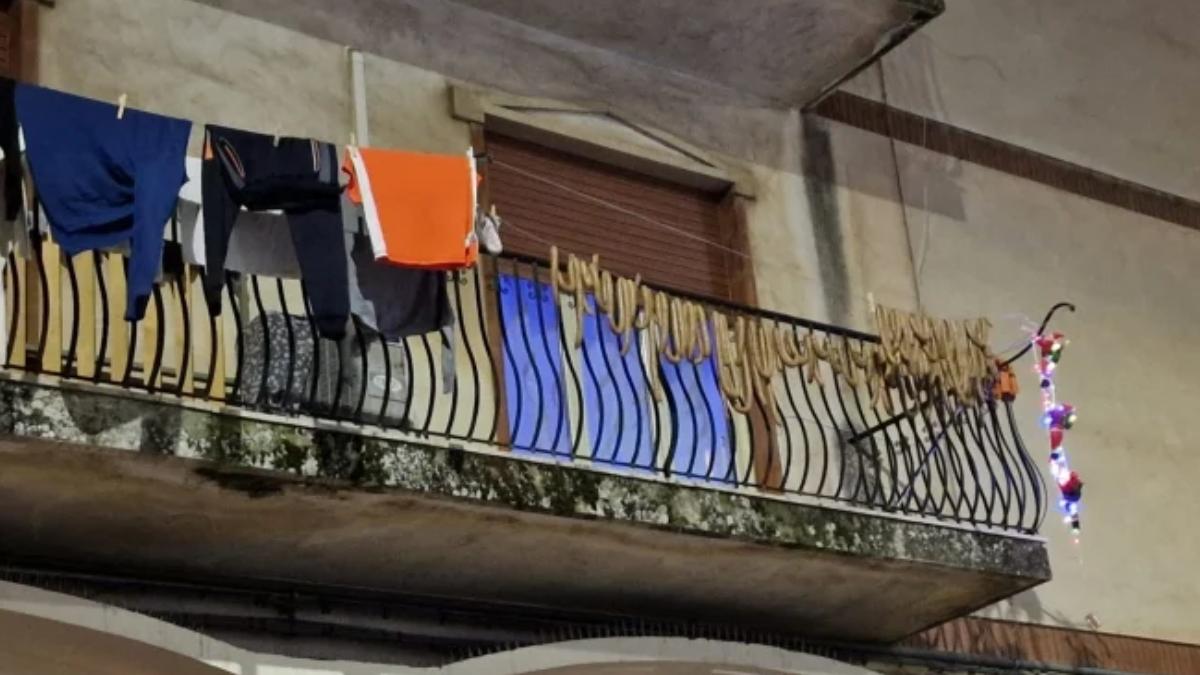 scandal intr un cartier dupa ce o familie de romani a pus carnatii la uscat pe balcon in italia