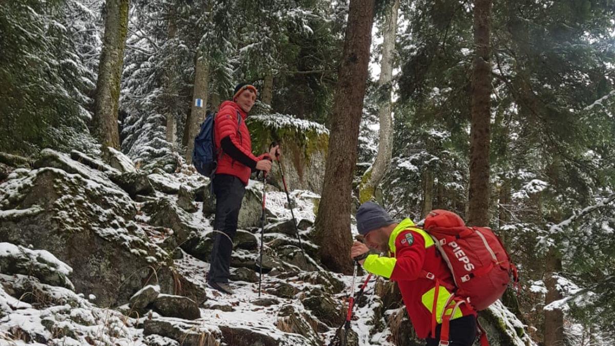 salvamontistii salvare hilara un barbat a cerut ajutor a tipat si nu s a lasat gasit