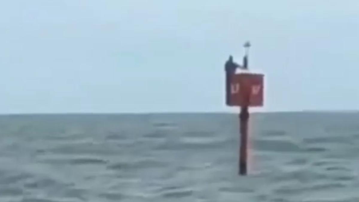 un pescar a supravietuit in ocean timp de doua zile agatandu se de o geamandura