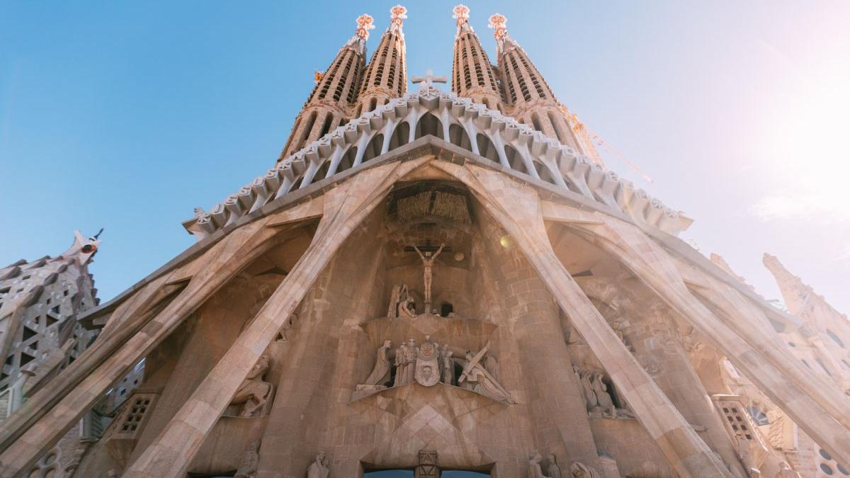 turnurile catedralei sagrada familia depind de turismul din barcelona