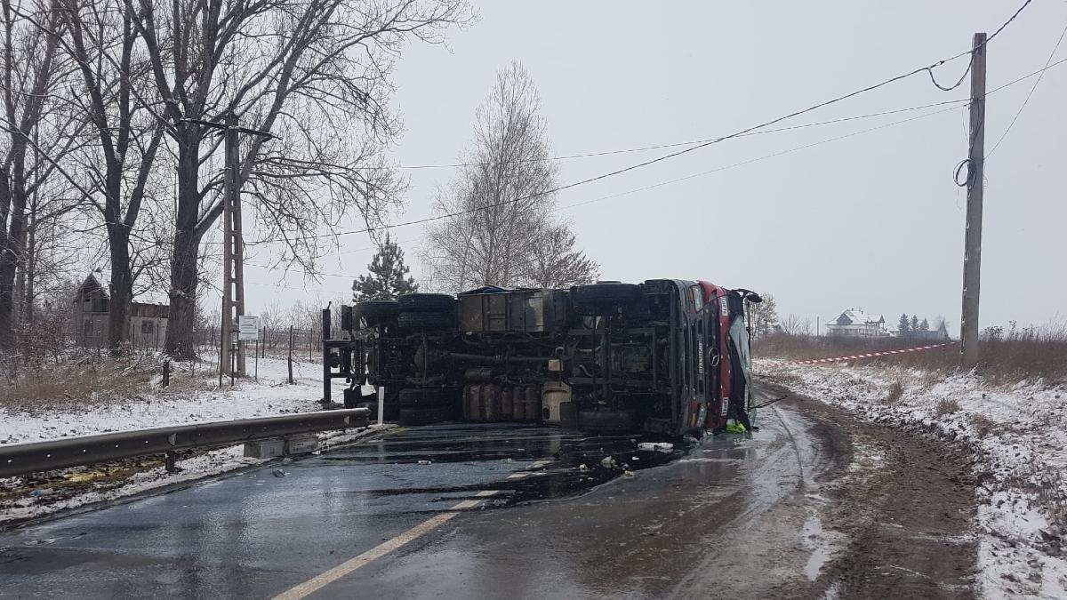 o cisterna incarcata cu motorina s a rasturnat in valea grecului din judetul vaslui traficul este