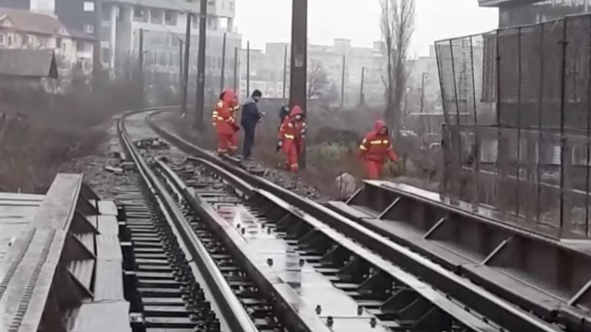 adolescent de 16 ani electrocutat dupa ce a cazut de pe o pasarela pe o locomotiva in iasi