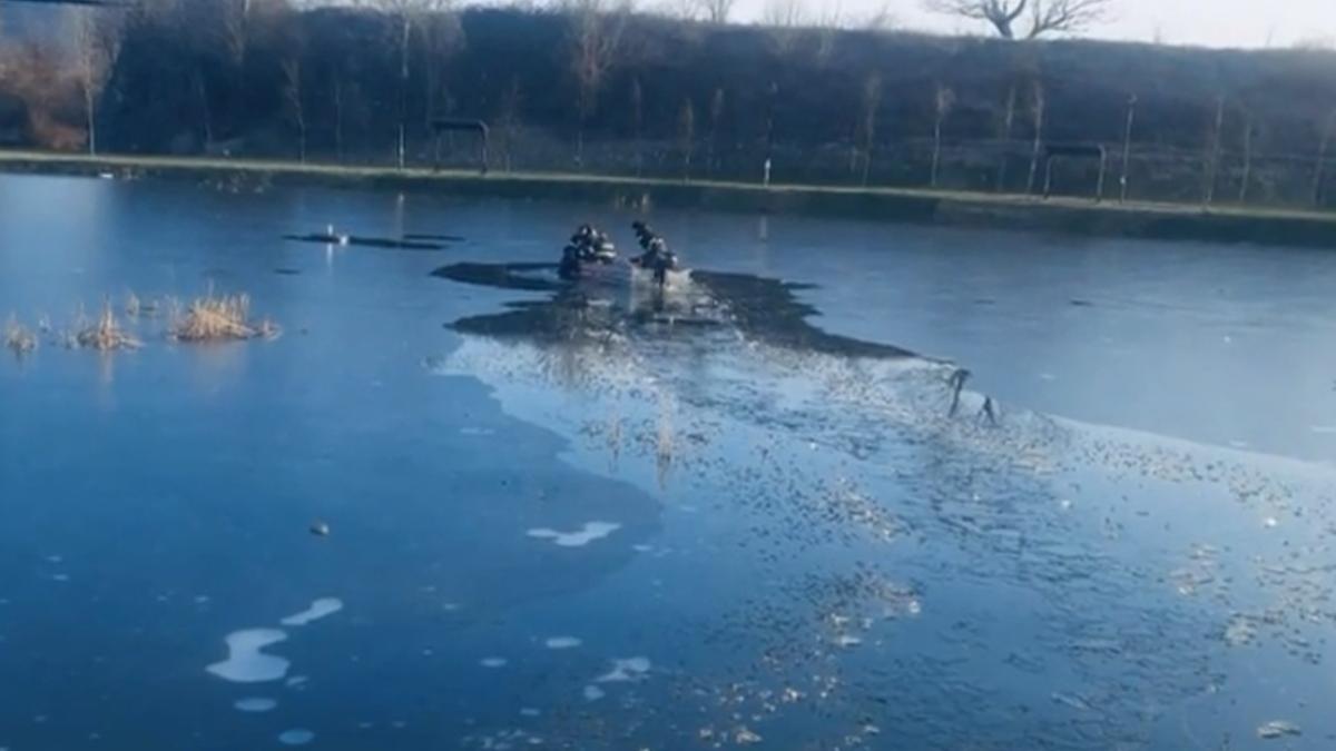 doi copii in pericol de inec in ramnicu valcea stau scufundati in apa