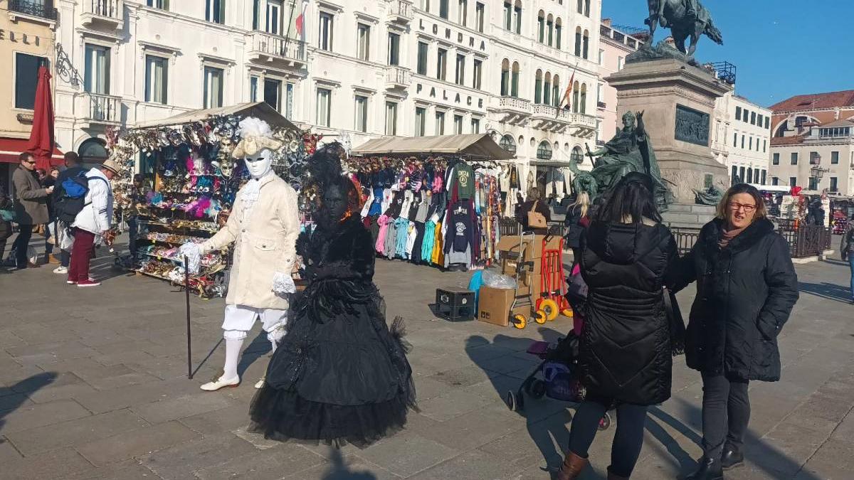 carnavalul de la venetia in plina desfasurare