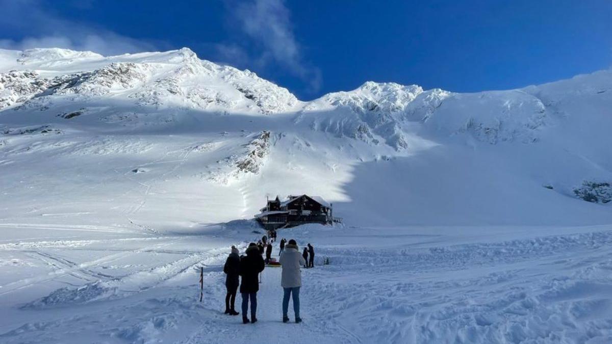 ibiza din muntii fagaras petreceri fierbinti la hotelul de gheata pana in aprilie