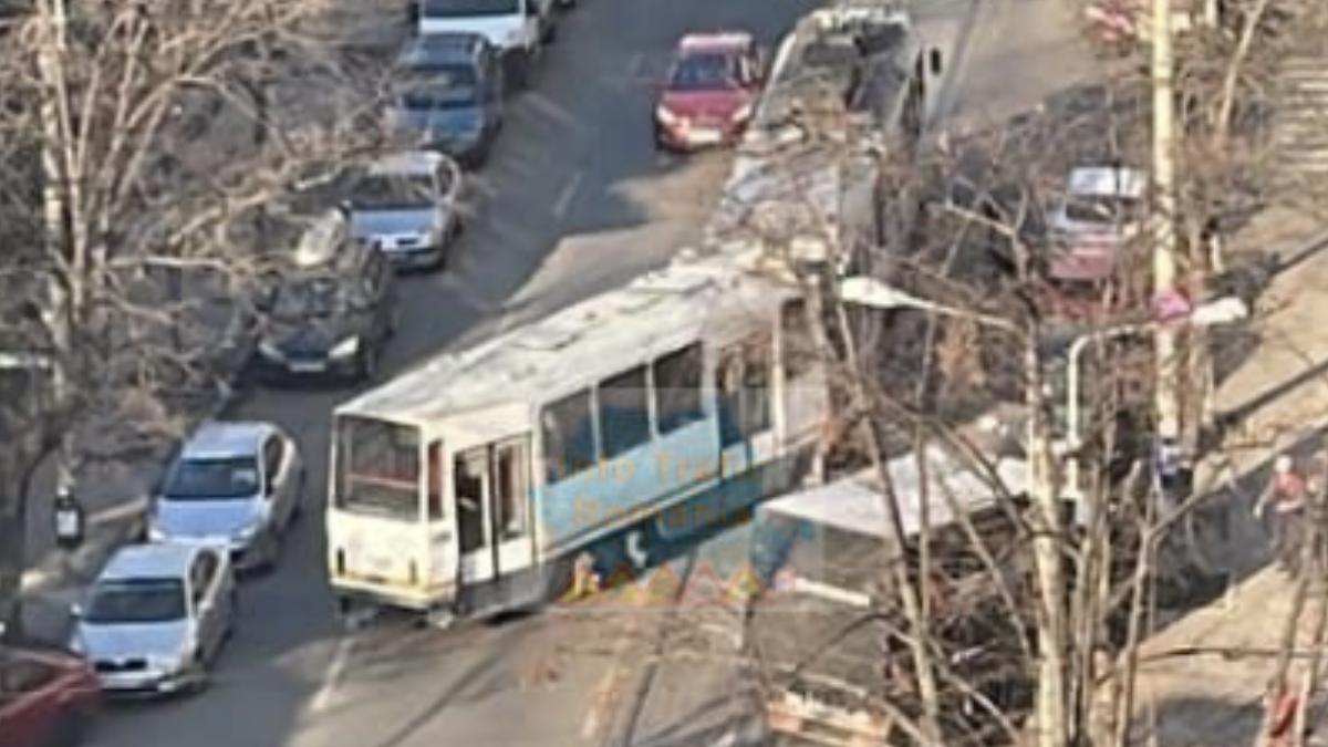 un tramvai a deraiat in zona baicului din bucuresti si a lovit cinci masini parcate in zona