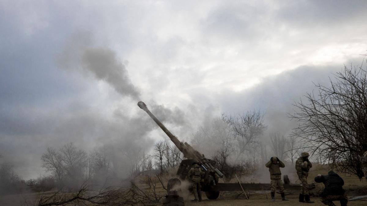 Ukrainian soldiers fire a 152-mm howitzer Msta-B