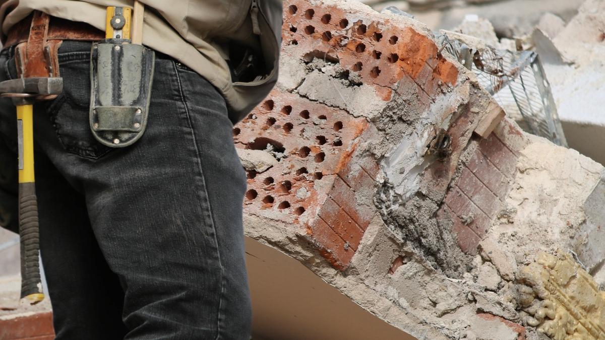 muncitor roman ranit grav dupa ce un balcon s a prabusit peste el in italia