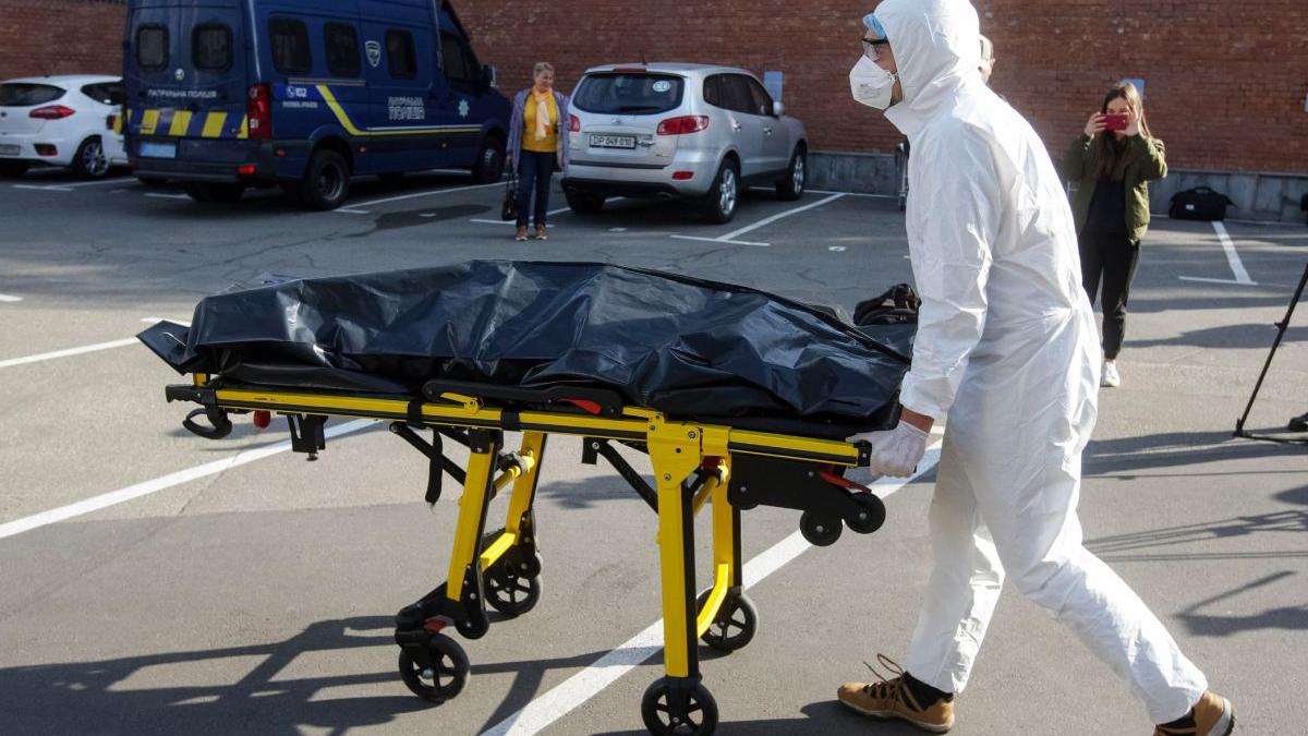 “Un forte odore di morte e gas!”  Una donna anziana costretta a letto è morta di fame dopo che sua figlia è andata in arresto cardiaco.  Sono stati ritrovati dopo un mese, in Italia