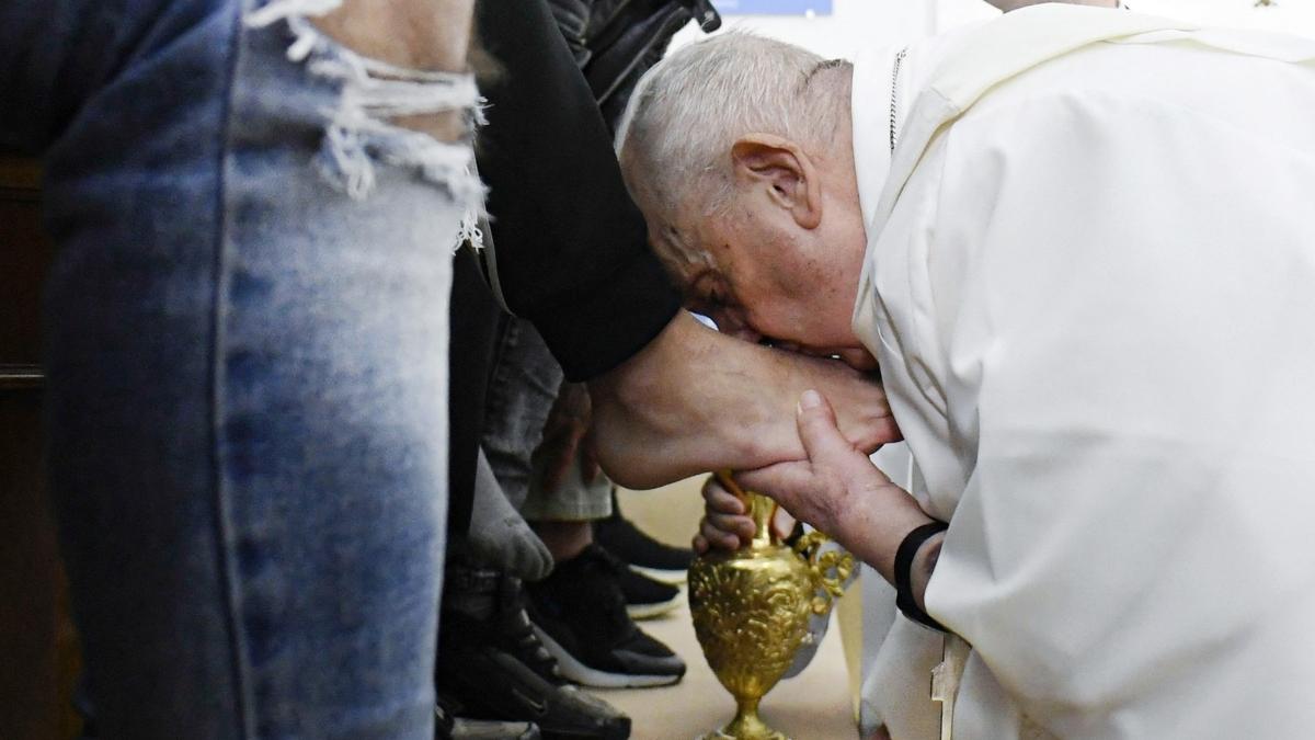 papa francisc a spalat in joia mare picioarele a 12 tineri detinuti 