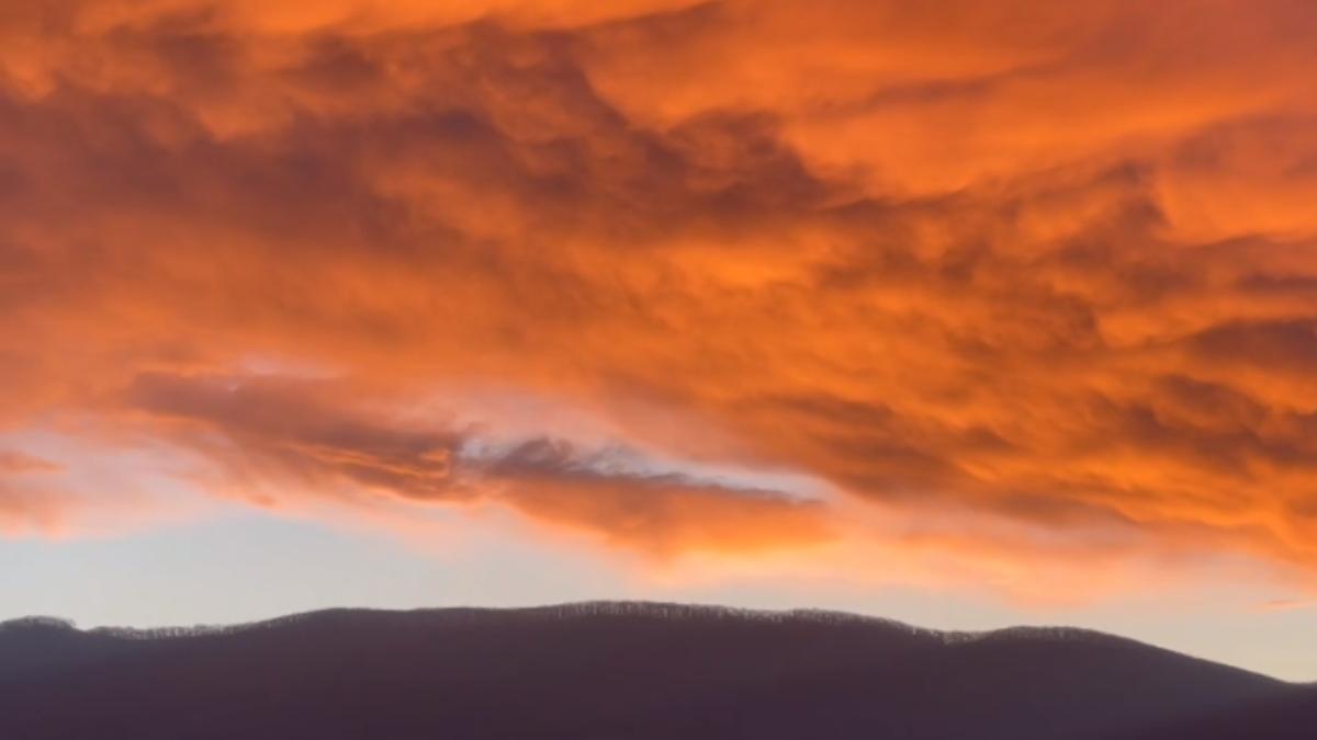 apus de soare spectaculos in vinerea mare pe cerul din alba iulia