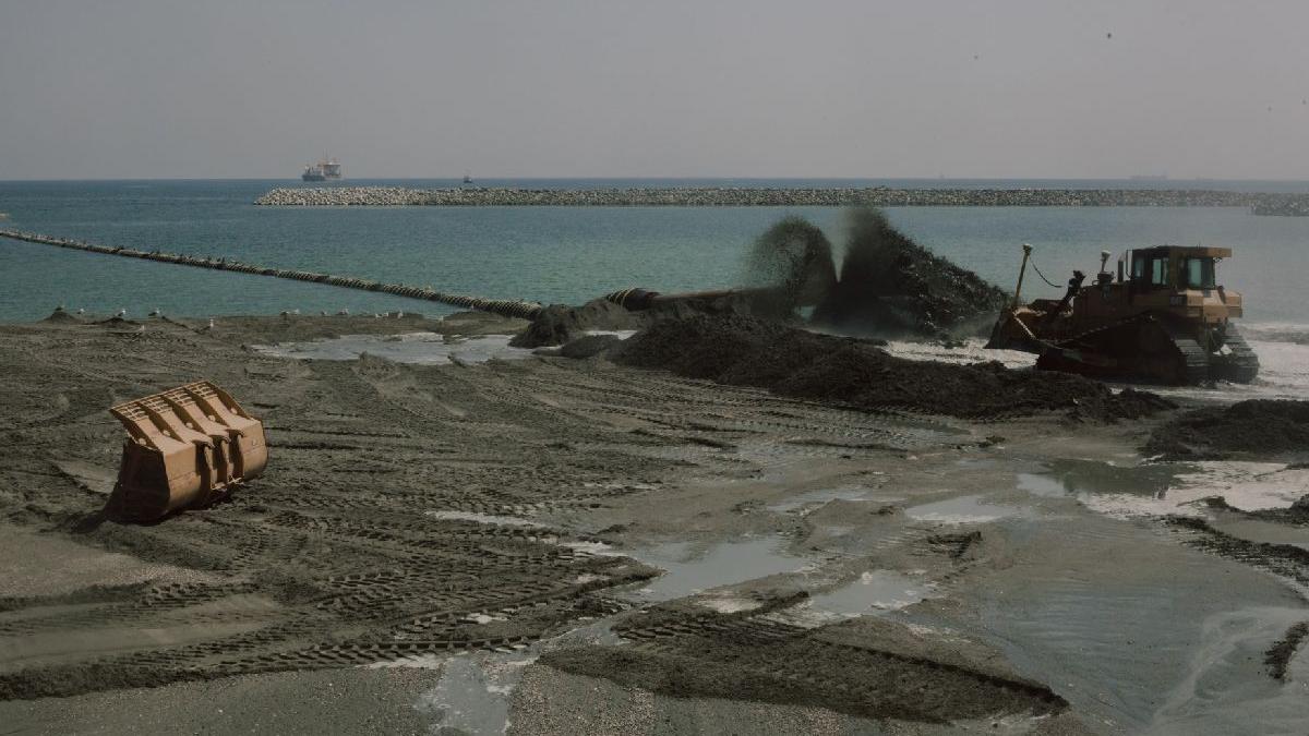 lucrari de innisipare facute pe langa o epava descoperita in mare