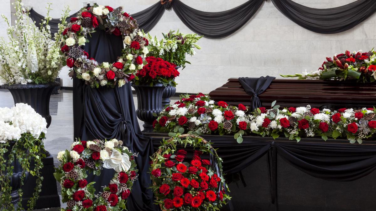 coffin-is-decorated-with-various-flowers