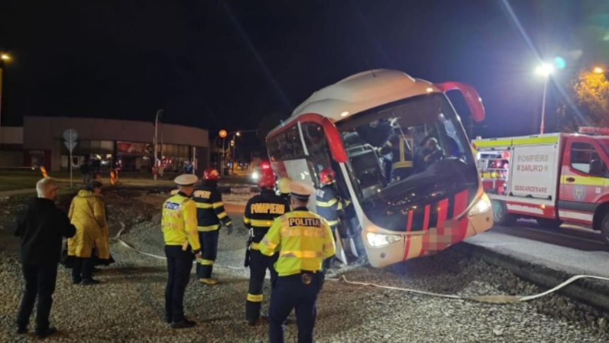 un autocar cu 55 de pasageri la bord a derapat pe o strada din alba