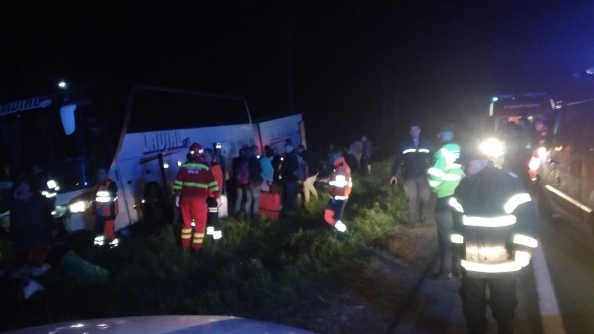 Planul roșu de intervenție a fost declanșat! Un autocar în care se aflau 44 de pasageri a derapat