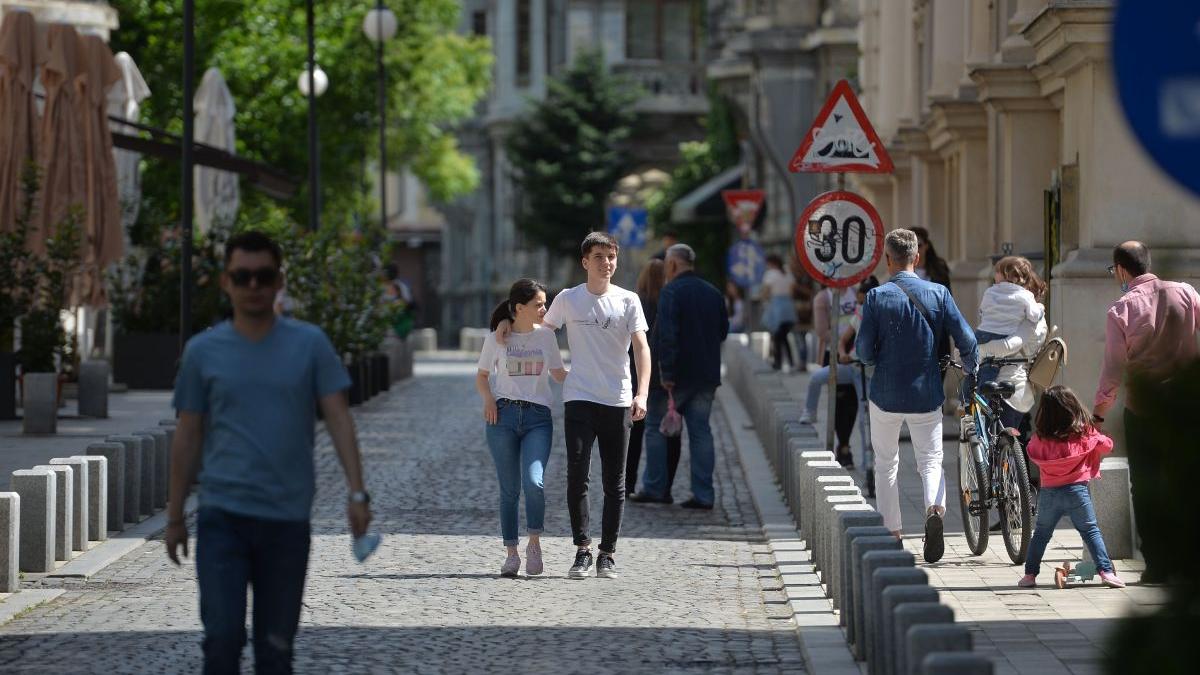 oameni pe strada