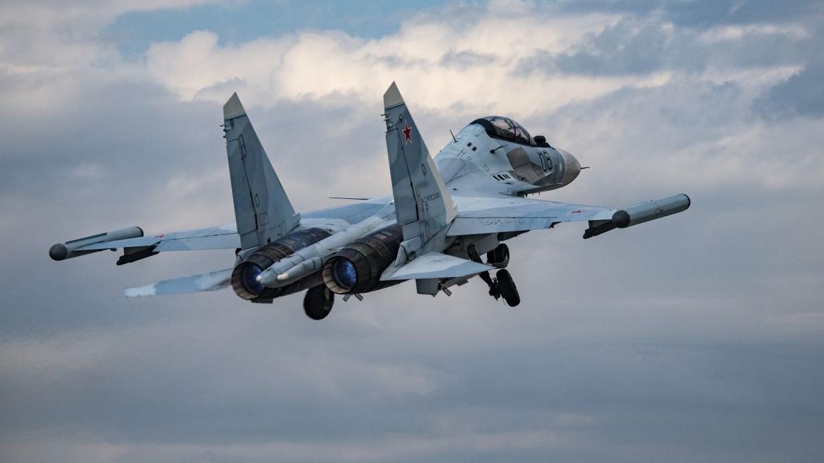 “Russian Su-35 Fighter Intercepts and Harasses Polish Plane over Black Sea: Frontex Mission in Danger”