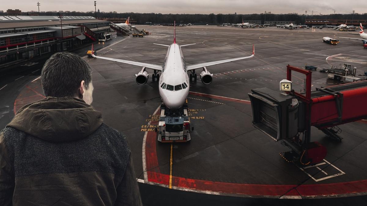 panica aeroport italia roman aruncat balcon cazut un agent de paza