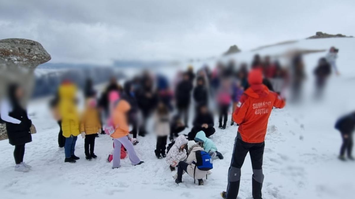 copii din valcea in pantofi sport in zona babelor si a sfinxului